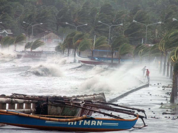 Sóng lớn khi bão Haiyan đổ bộ thành phố Legaspi, tỉnh Albay, phía nam thủ đô Manila ngày 8/11.